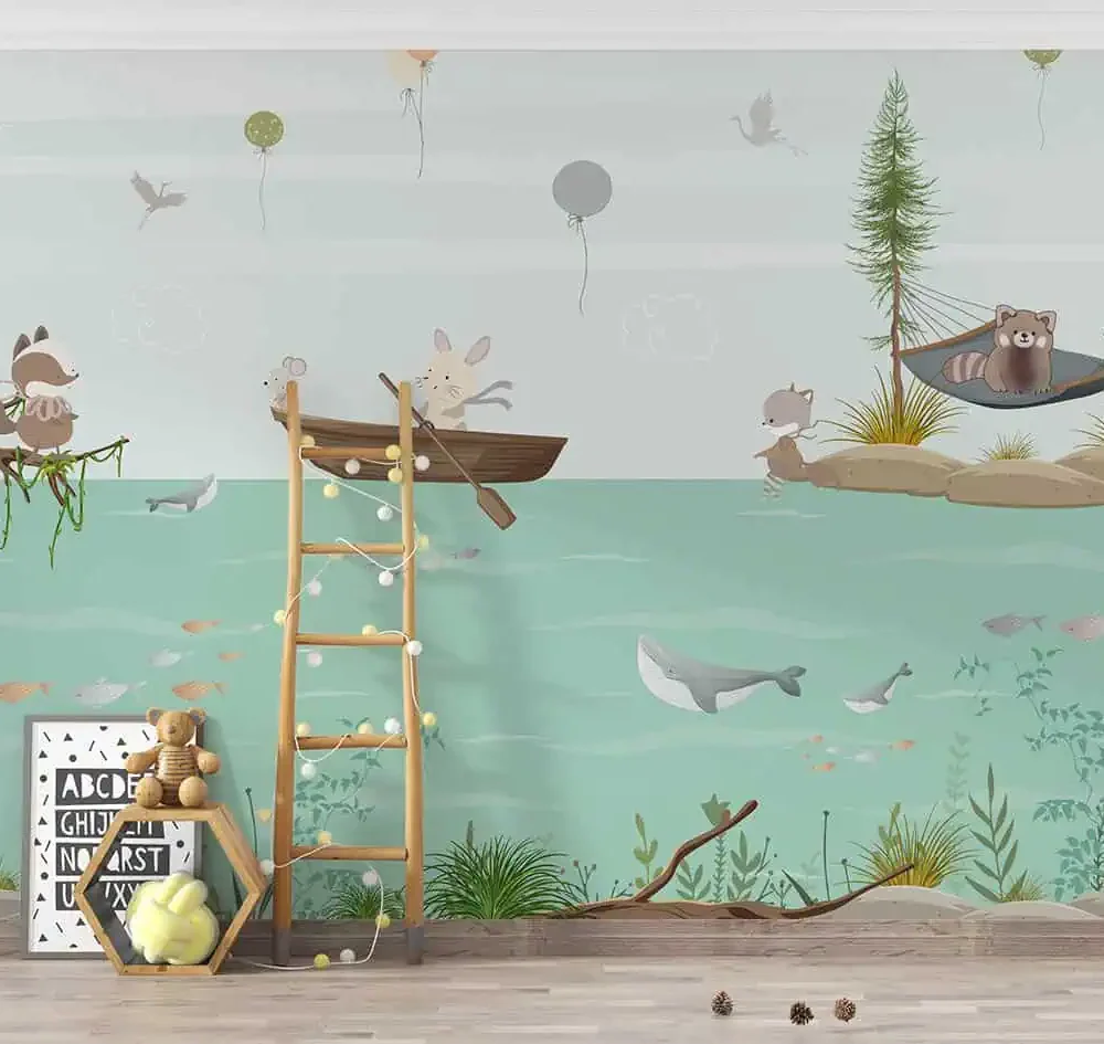 dieren behang pastelgroen achter houten ladder en teddybeer in kinderkamer