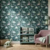 dino behang donkergroen achter kinderkast en kinderfauteuil in kinderkamer
