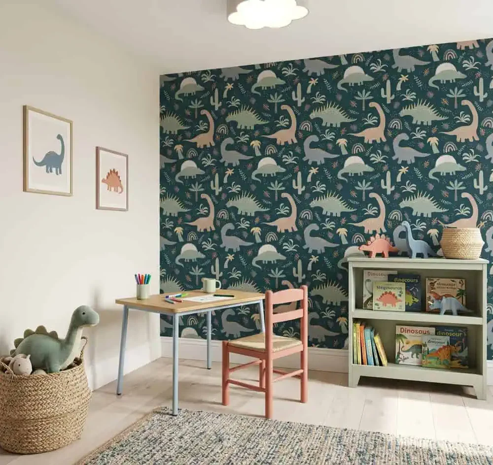 dino behang donkergroen achter kindertafel en boekenrek in kinderkamer