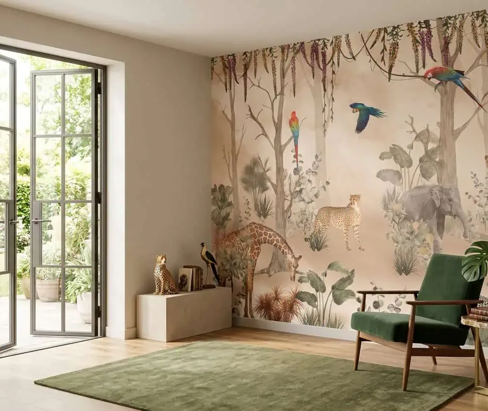 jungle behang cheetah giraffe zandkleur achter groene fauteuil in lichte woonkamer