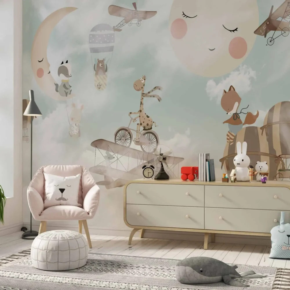 kinderkamer behang dieren luchtballonnen pastel achter dressoir en fauteuil in kinderkamer
