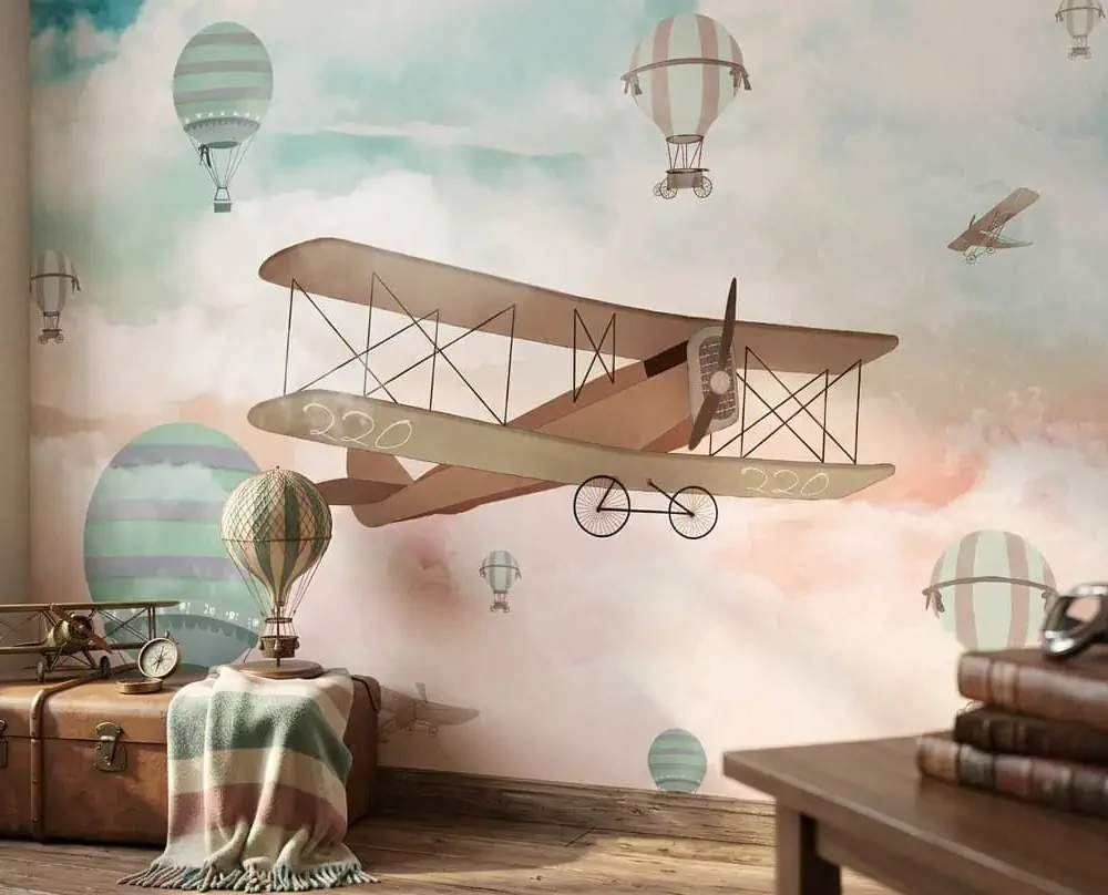kinderkamer behang vintage vliegtuig pastel achter koffers en decoratie in kinderkamer