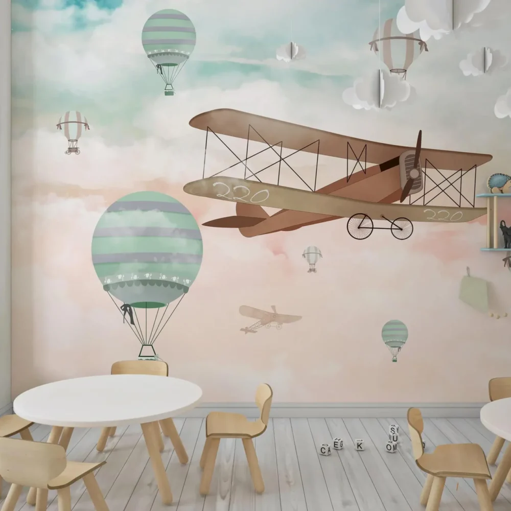 kinderkamer behang vintage vliegtuig pastel achter kindertafel en stoeltjes in speelkamer