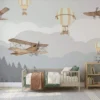 kinderkamer behang vliegtuigen grijs achter kinderbed in lichte kinderkamer
