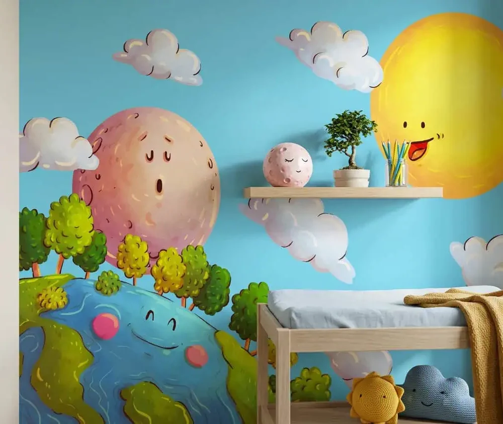 kinderkamer behang zon maan aarde blauw achter commode en plankje in kinderkamer