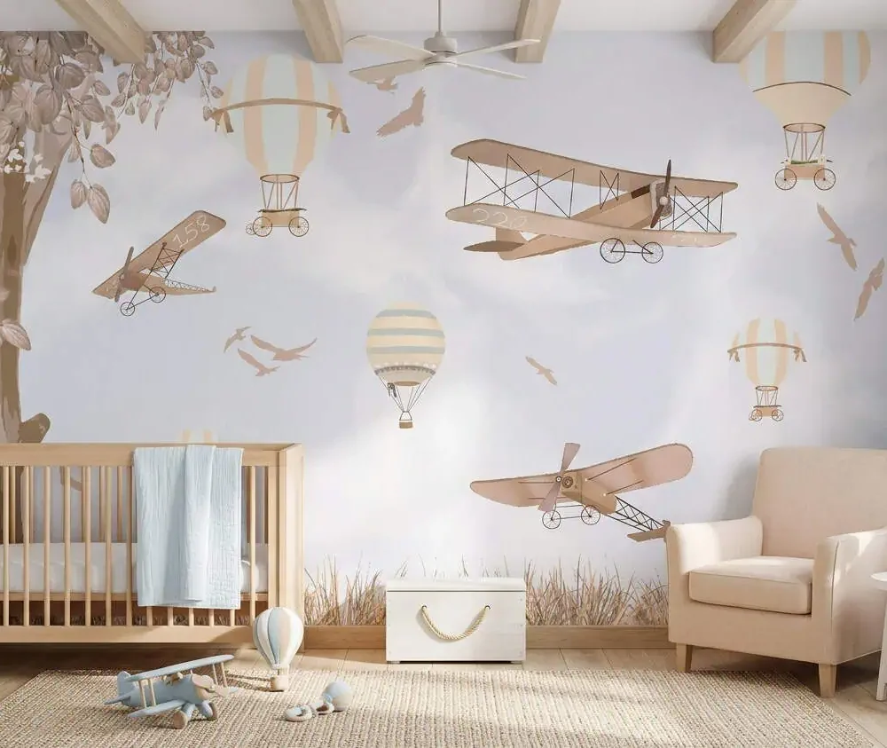luchtballonnen behang vintage vliegtuigen beige achter ledikant in kinderkamer