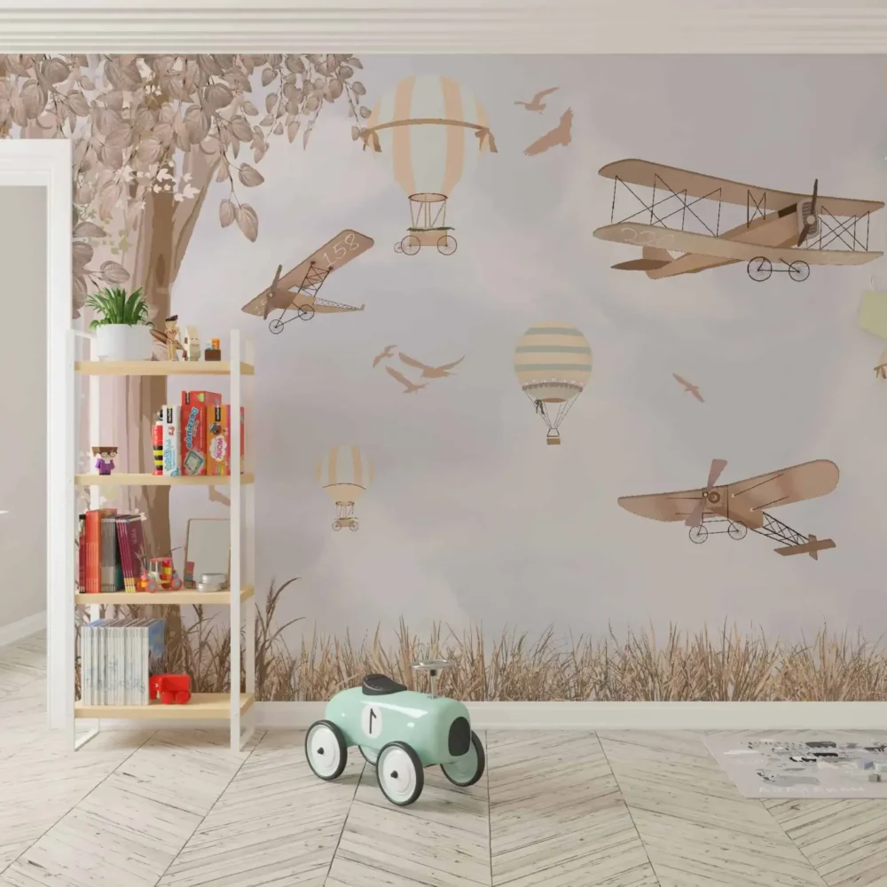 luchtballonnen behang vintage vliegtuigen beige achter boekenkast en speelgoedauto in kinderkamer