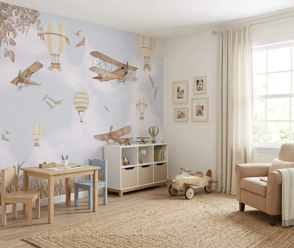 luchtballonnen behang vintage vliegtuigen beige achter speeltafel en fauteuil in kinderkamer