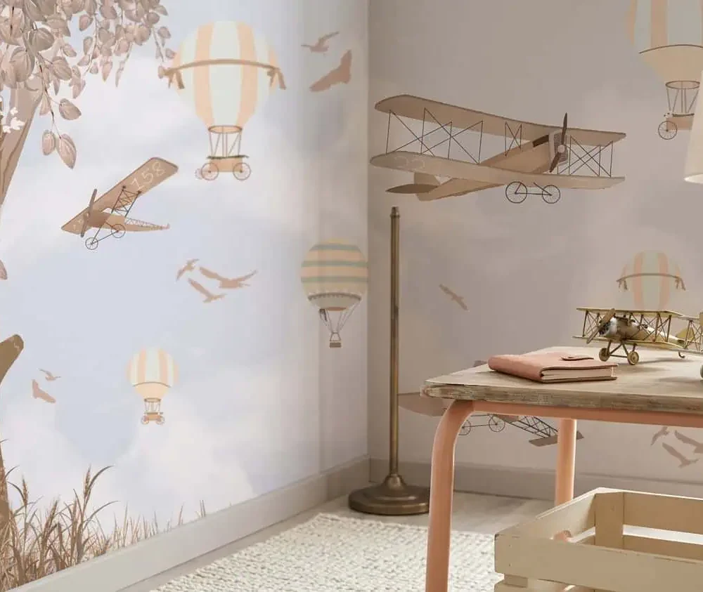 luchtballonnen behang vintage vliegtuigen beige achter bureau met lamp in kinderkamer