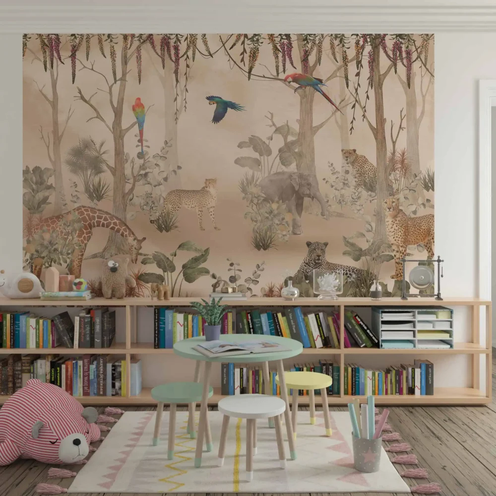 jungle behang cheetah giraffe zandkleur achter boekenrek en kindertafel in speelse kinderkamer