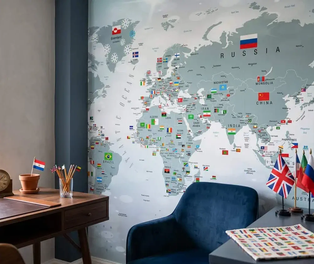 wereldkaart behang blauw achter bureau en fauteuil in kantoor