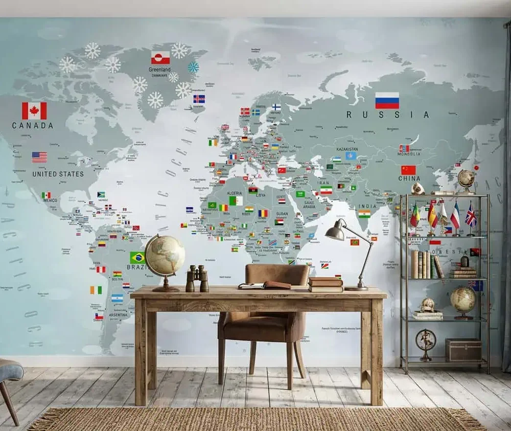 wereldkaart behang blauw achter houten bureau en boekenkast in kantoor