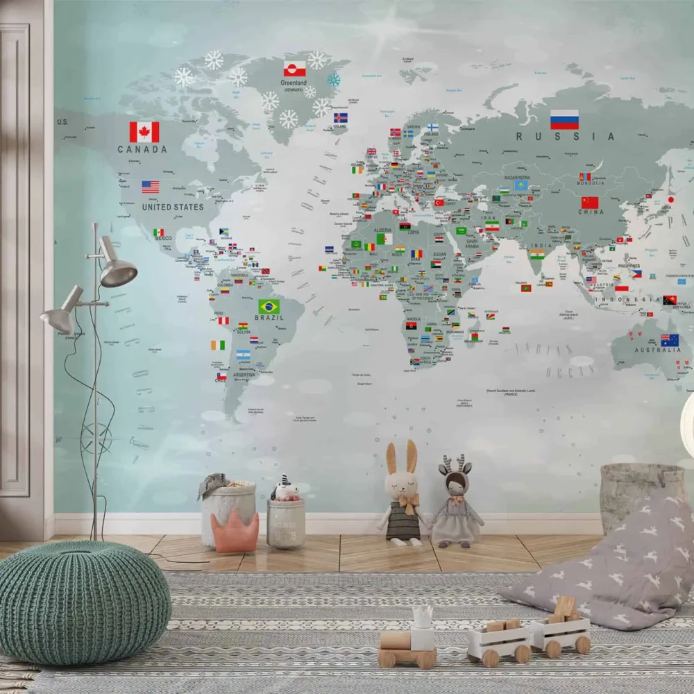 wereldkaart behang blauw achter vloerkleed en speelgoed in kinderkamer