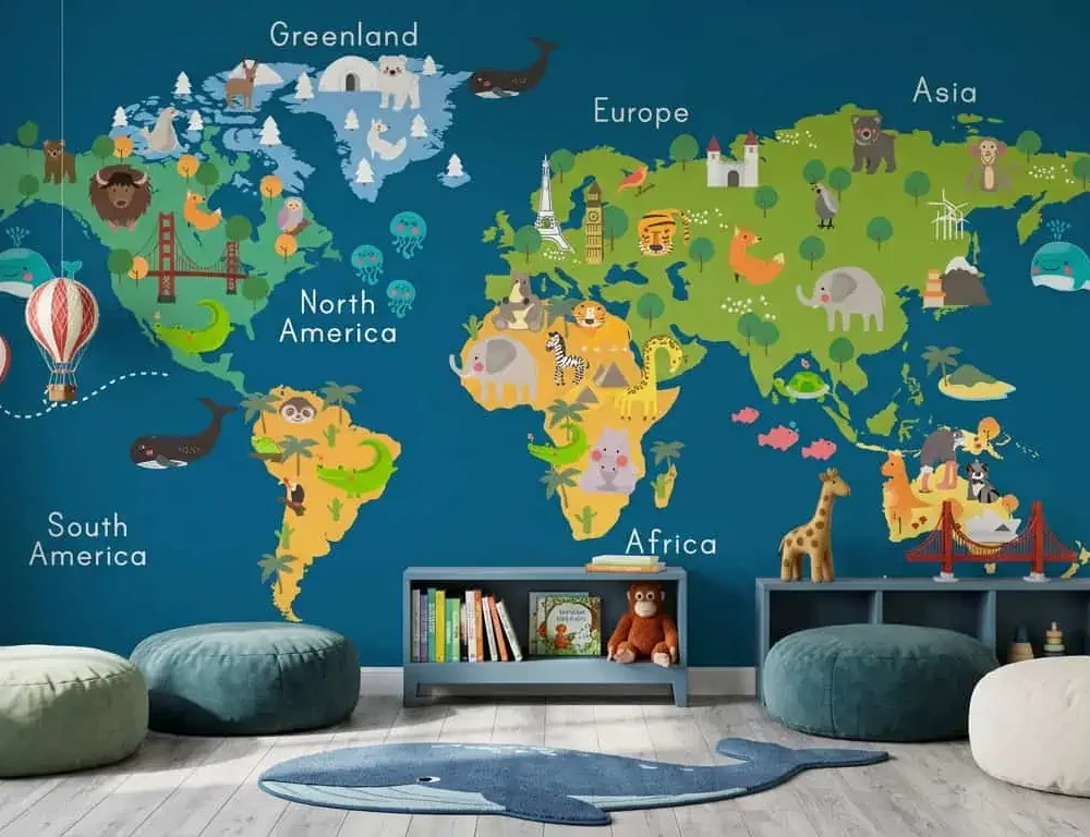 wereldkaart behang dieren blauw achter poefs en boekenrek in kinderkamer
