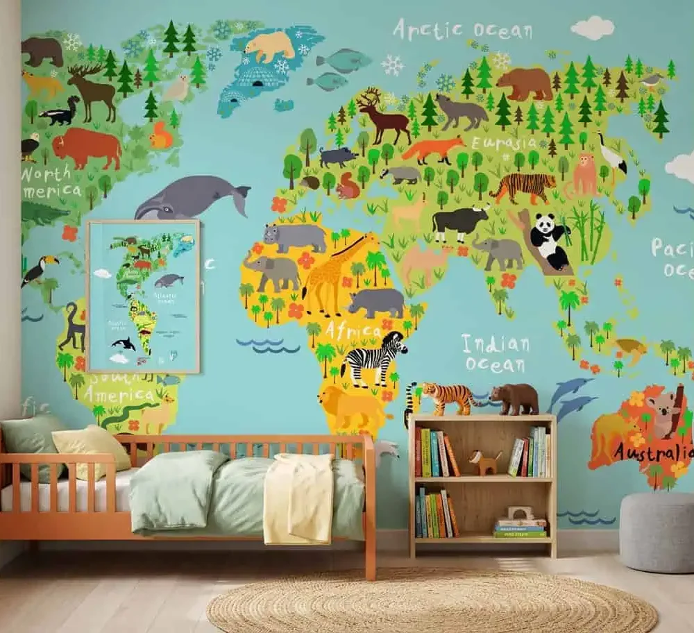 wereldkaart behang dieren heldere kleuren achter houten kinderbed in kinderkamer