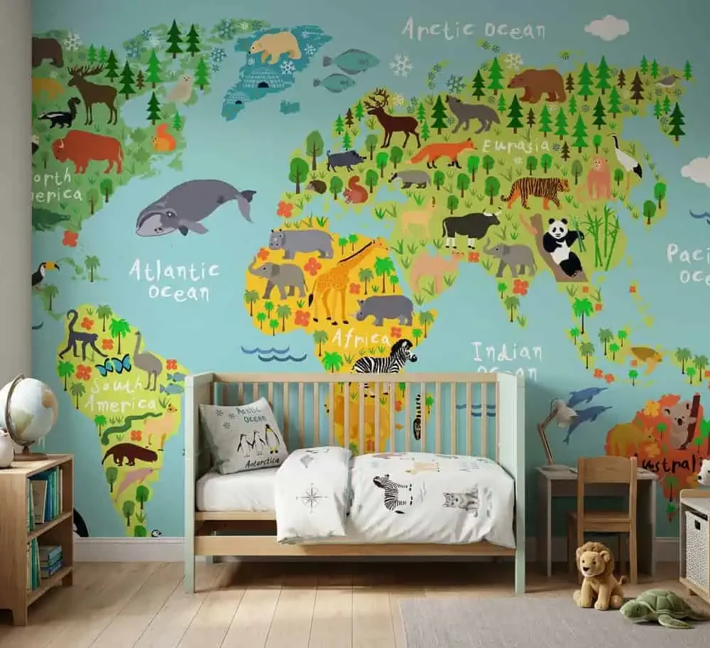 wereldkaart behang dieren heldere kleuren achter houten ledikant in kinderkamer