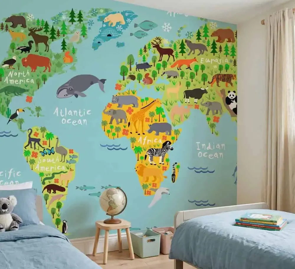 wereldkaart behang dieren heldere kleuren achter twee kinderbedden in kinderkamer