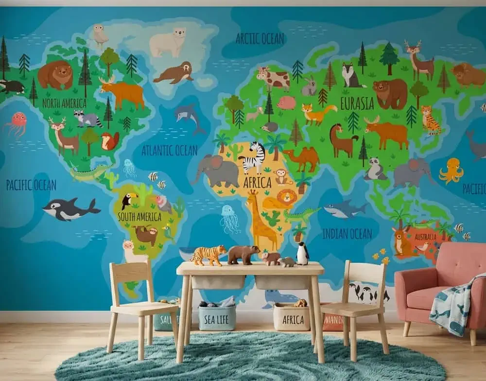 wereldkaart behang dieren achter kindertafel en fauteuil in kinderkamer