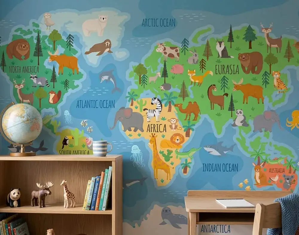 wereldkaart behang dieren achter houten boekenkast en kindertafel
