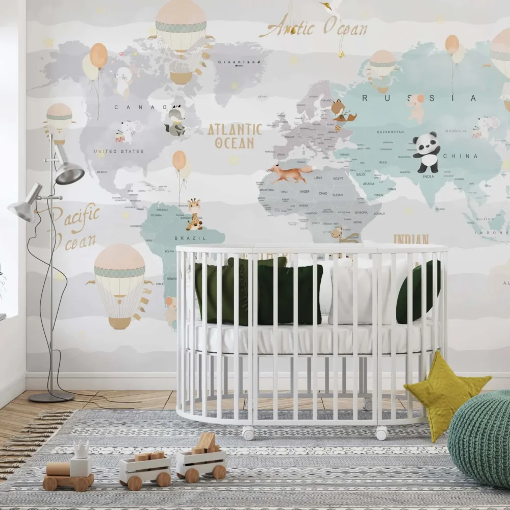 wereldkaart behang dieren pastel achter wiegje en vloerkleed in babykamer