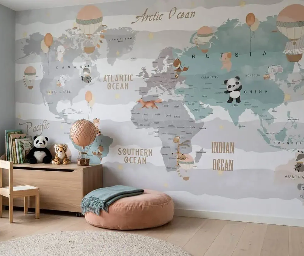 wereldkaart behang dieren pastel achter speelgoedkist en poef in kinderkamer