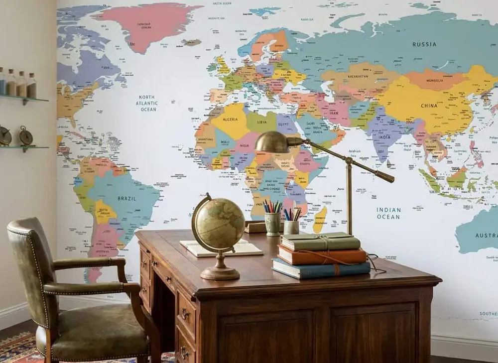 wereldkaart behang pastel achter houten bureau in kantoor