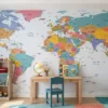 wereldkaart behang pastel achter kinderbureau in kinderkamer