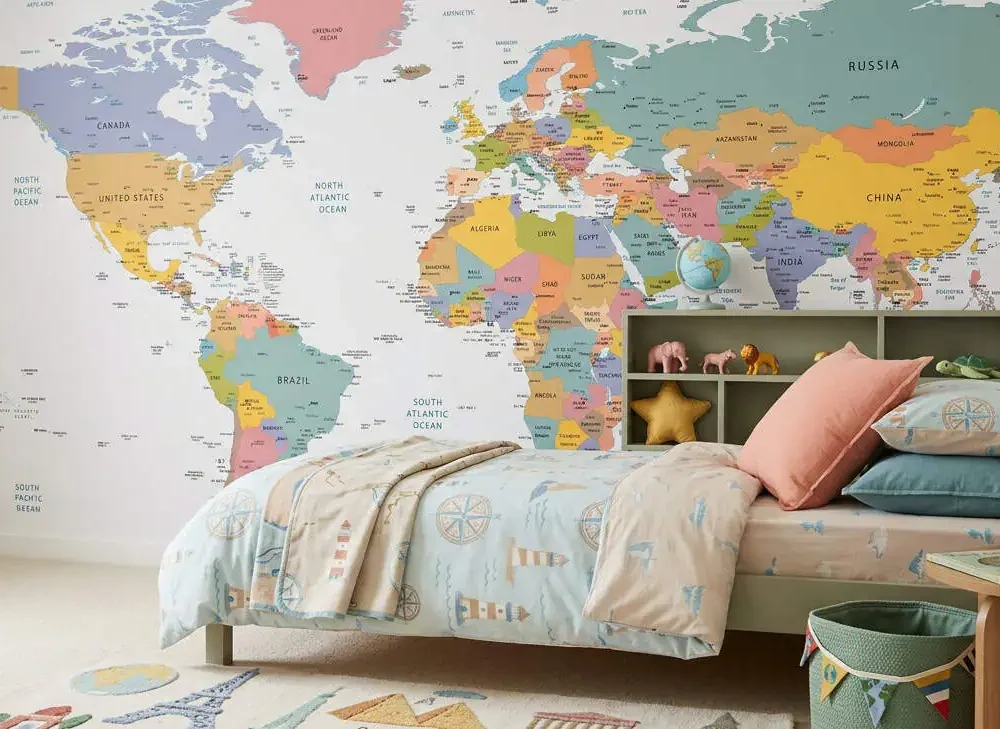 wereldkaart behang pastel achter bed en bijzettafel in slaapkamer